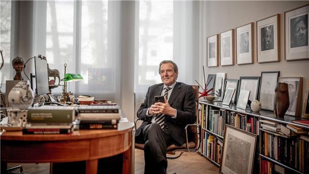 Schröder vor 80. Geburtstag: Bereue keine Entscheidung Von der SPD wünscht sich Schröder, dass sie sich wieder auf ihre Anti-Kriegs-Traditionen besinnt.