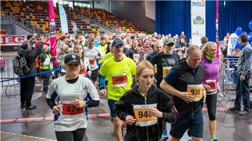 Von der Stadthalle quer durch die Stadt an den Deich und wieder zurück: Der Bremerhavener City-Marathon bewegt immer Hunderte Läufer.