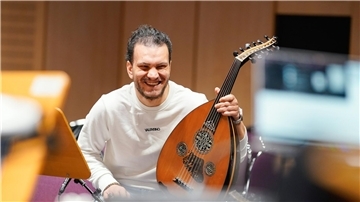 Von der Straße auf die Bühne: Hesham Hamra, ein syrischer Musiker, spielt in der Staatsphilharmonie Rheinland-Pfalz das Saiteninstrument Oud.