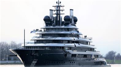 Megayacht "Luminance" auf der Weser