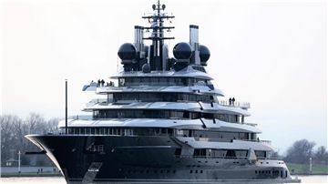 Megayacht "Luminance" auf der Weser