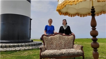 Von der Wremer Leuchtturmkulisse zum Nordholzer Bahnhof: Am 1. Juni „fliegt“ das Wurster Kultursofa mit seinen Initiatorinnen Ulla Puckhaber (links) und Saskia Stöwing von der Gemeinde Wurster Nordseeküste in den nördlichen Teil der Gemeinde.