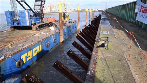 Von einem Ponton aus wurden die Schrägpfähle durch die alte Spundwand gerammt.