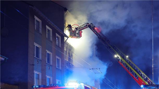 Solingen: Familie mit zwei Kindern stirbt bei Brand Von einer Drehleiter aus bekämpft ein Feuerwehrmann den Brand in dem Mehrfamilienhaus.