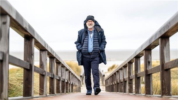 Von Gelsenkirchen-Ückendorf nach Ostfriesland: Klaus-Peter Wolf am Strand von Norddeich.