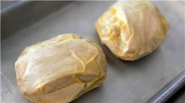Von Good Meat kultiviertes Hühnerfleisch. Das Unternehmen und sein Konkurrent Upside Foods haben in den USA die Genehmigung für den Verkauf von aus tierischen Zellen gezüchtetem Hähnchenfleisch erhalten.