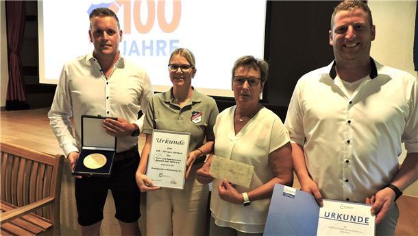 Von Hella Rosebrock (Zweite von rechts) erhielt der Verein unter anderem die Goldene Plakette des LSB.
