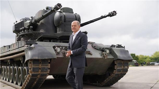 Von Helmen zu Panzern: Die Qualität der Waffenlieferungen an die Ukraine wurde Schritt für Schritt gesteigert.