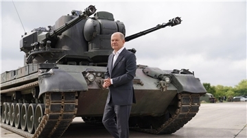 Von Helmen zu Panzern: Die Qualität der Waffenlieferungen an die Ukraine wurde Schritt für Schritt gesteigert.