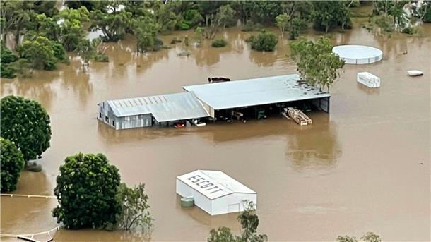 Von Hochwasser umgebene Gebäude in Burketown im Nordosten Australiens.