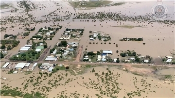 Von Hochwasser umgebene Gebäude in Burketown in Australien.