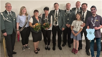 Auf dem Foto von links nach rechts: Der 1. Vorsitzende Harald Behrens, Schlauchkönigin Farina Siedenburg, Vize-Königin Sabrina Niesel, Königin Miriam Szendi-Horvath, König René Niesel, Vize-König Jan Grotheer, Volksvogelkönig Alexander Kück, Schülerkönigin Paula Dany, „Beste 10“ Mario Dany und Jugendkönig Lukas Drews.