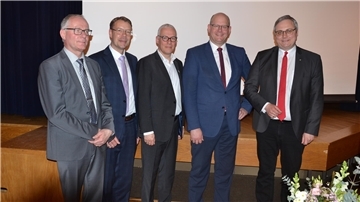 Von links: Gerhard Kahrs, Samtgemeindebürgermeister Selsingen, Henning Fricke, Samtgemeindebürgermeister Zeven, Jens Petersen, Stadtbürgermeister Zeven, Landtagsabgeordneter Dr. Marco Mohrmann und Landrat Marco Prietz stellten sich im Anschluss an die Geburtstagsfeier zum Gruppenbild auf.