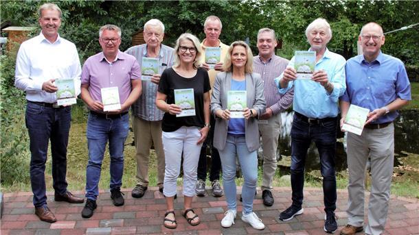 Von links Guido Dieckmann (Bürgermeister Beverstedt), Andreas Wittenberg (Bürgermeister Hagen), Wolfgang Steen (Vorsitzender Verein Nestwerk), Janette Ordemann (Werkstattleitung Werkhof), Jörg Biehl ( Regionalleiter LEB Region Elbe -Weser), Jona Latza ( Verwaltungsleitung Bildungswerk), Andreas Klimek ( Projektleiter Nestwerk Hagen), Reiner Suchland (Geschäftsführer Bildungswerk) und Detlef Wellbrock (Bürgermeister Loxstedt).