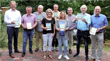 Von links Guido Dieckmann (Bürgermeister Beverstedt), Andreas Wittenberg (Bürgermeister Hagen), Wolfgang Steen (Vorsitzender Verein Nestwerk), Janette Ordemann (Werkstattleitung Werkhof), Jörg Biehl ( Regionalleiter LEB Region Elbe -Weser), Jona Latza ( Verwaltungsleitung Bildungswerk), Andreas Klimek ( Projektleiter Nestwerk Hagen), Reiner Suchland (Geschäftsführer Bildungswerk) und Detlef Wellbrock (Bürgermeister Loxstedt).