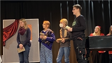 Von links: Hanna Eckhoff, Livia Schardelmann, Wenke Brandt und Sven Pöschl traten beim Vorlesewettbewerb gegeneinander an.