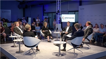 Von links: Joachim Schuster, Anna Engelke, Sarah Pagung, Christoph Linne, Christoph Heusgen und Uwe Schmidt. Foto: Ralf Masorat