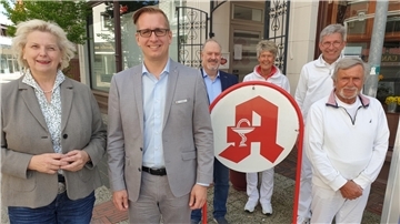 von links: Karin Logemann, Stephan Siefken und die Apotheker Marco Zinn, Maike Maas-Bode, Dr. Hartmut Bode und Jürgen Boom.