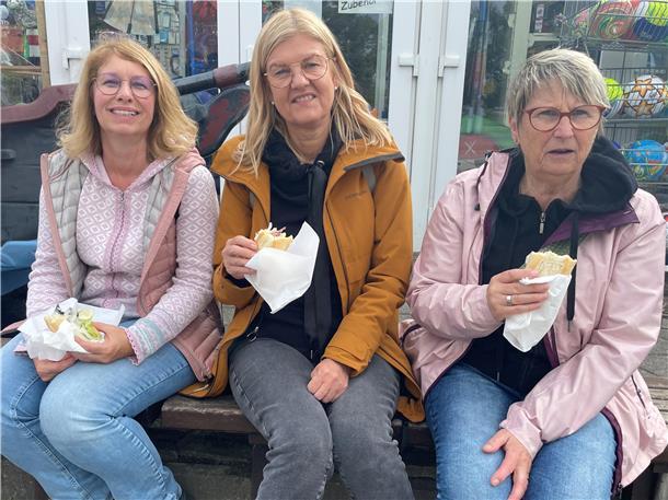 Drei Frauen mit Fischbrötchen