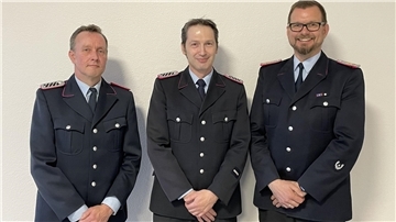 Von Links Matthias Bösch, Steffen Schölermann mit Gemeindebrandmeister Torben Henning