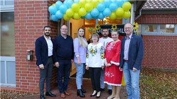 Von links: Muneer Soudi (Integrationsbeauftragter Gemeinde Loxstedt), Holger Rasch (Erster Gemeinderat Gemeinde Loxstedt), Olha Solomko (Moderation), Valentyna Boiko (Vorstand Verein Nordteam), Hela Arakelov (Organisationsteam), Tatyana Wranke (Vorsitzende Verein Nordteam) und Loxstedts Bürgermeister Detlef Wellbrock freuen sich auf den ersten Halt der Loxstedt-Weltreise Ukraine.