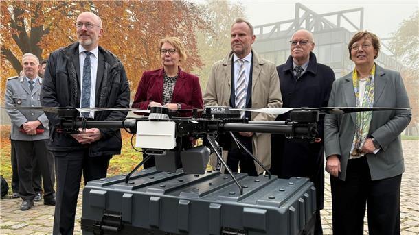 Von links nach rechts stehen Christian Pegel (SPD), Innenminister Mecklenburg-Vorpommerns, Daniela Behrens (SPD), Innenministerin Niedersachsens, Andy Grote (SPD), Innensenator Hamburgs, Ulrich Mäurer (SPD), Innensenator Bremens, und Sabine Sütterlin-Waack (CDU), Innenministerin Schleswig-Holsteins, vor einer Abfangdrohne des Modells A1-Falke von Argus Interception beim „Norddeutschen Kompetenzcluster Drohnenabwehr“.