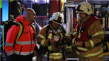 Von links: Rettungssanitäter Marc Dominik Koch, Angriffstruppenführer Stefan Eckhoff und Gruppenführer Hauke Kahrs mit einem CO-Melder der Feuerwehr.