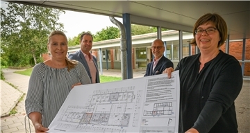 Von links: Schulleiter-Duo Maike Ehler und Andreas Armbrecht, Baustadtrat Bernd Schomaker und Architektin Ute Ledebur freuen sich über die Teilsanierung der Heinrich-Heine-Schule.