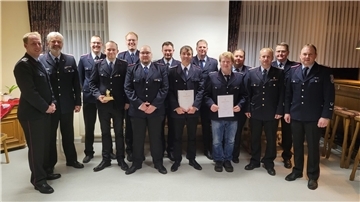 Von links: stellv. Ortsbrandmeister Bastian Finkel, Kreisbrandmeister Peter Dettmer, Florian Gerken, Jacob Lambregts, Tobias Mangels, Marcel Quiring, Matthias Brombach, Eike Holsten, Cord Radeke, Niklas Küllmar, Marco Dahm, Abschnittsleiter Henning Herzig, Gemeindebrandmeister Harald Cordes und Ortsbrandmeister Reiner Harms.