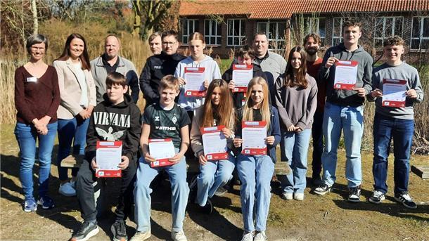 Die neu ausgebildeten Busbegleiterinnen und -begleiter der Zinzendorfschule in Tossens haben ihre Zertifikate überreicht bekommen.
