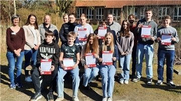Die neu ausgebildeten Busbegleiterinnen und -begleiter der Zinzendorfschule in Tossens haben ihre Zertifikate überreicht bekommen.