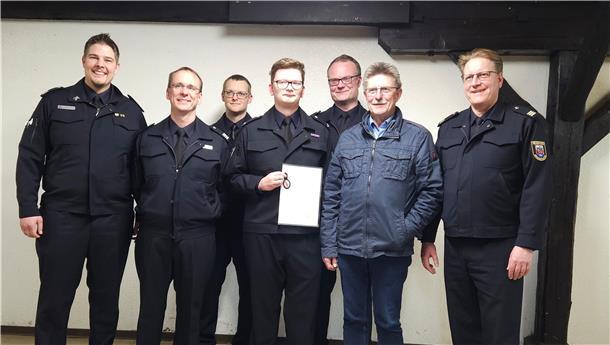 Von links: Wehrführer Michael Krawitowski, Bereitschaftsführer Martin Wachsmuth, Thies Renken, Vize-Jugendfeuerwehrwart; Norman Kramer, Vize-Wehrführer; Stadtrat Peter Skusa und Olaf Jongeling, Vize-Chef der Feuerwehr Bremerhaven.