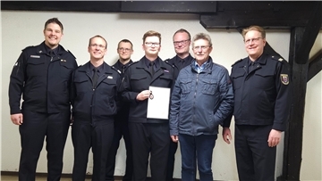 Von links: Wehrführer Michael Krawitowski, Bereitschaftsführer Martin Wachsmuth, Thies Renken, Vize-Jugendfeuerwehrwart; Norman Kramer, Vize-Wehrführer; Stadtrat Peter Skusa und Olaf Jongeling, Vize-Chef der Feuerwehr Bremerhaven.