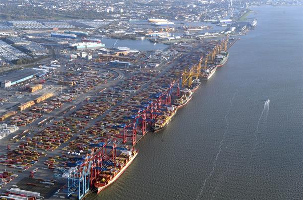 Von oben sehen die Container klein wie Ameisen aus. Doch die Perspektive täuscht.