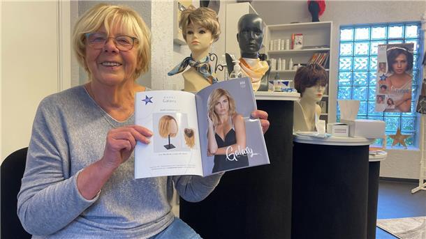 Vera Heinrich begann in den 90er Jahren, sich mit Perücken zu beschäftigen. Noch heute verkauft und berät die pensionierte Friseurmeisterin ihre Kunden im Studio an der Gate in Nordenham.