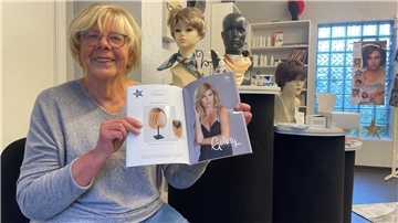 Vera Heinrich begann in den 90er Jahren, sich mit Perücken zu beschäftigen. Noch heute verkauft und berät die pensionierte Friseurmeisterin ihre Kunden im Studio an der Gate in Nordenham.