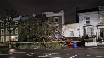 Von Sturm „Henk“ verursachte Schäden in einer Straße in London.