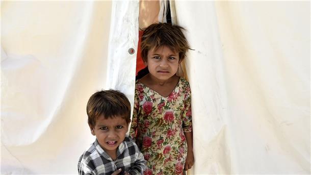 Millionen Kinder kämpfen in Pakistan ums Überleben Von Überschwemmungen betroffene Kinder in einem Lager in Pakistan.
