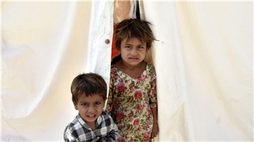 Von Überschwemmungen betroffene Kinder in einem Lager in Pakistan.