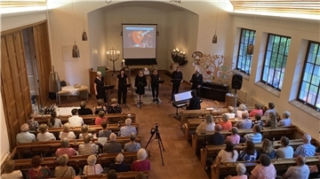 Vor 120 Zuhörern in der vollen Findorff-Kirche berührte die Gruppe aus der St.-Liborius-Gemeinde die Herzen der Besucher mit einer Mischung aus Gospelsongs, Balladen und Popsongs. 