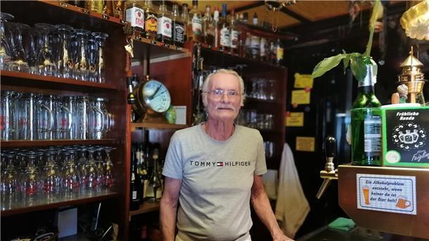 Vor 31 Jahren hat Wirt Jochen Czichon das „Blinkfeuer“ eröffnet. Mit 84 Jahren steht er immer noch unter der Woche für drei Stunden am Tag hinterm Tresen.