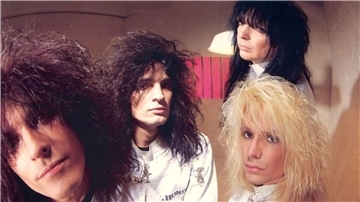 Vor 35 Jahren veröffentlichte die Hardrock-Band Mötley Crüe ihr erfolgreichstes Album: (l-r) Nikki Sixx, Tommy Lee, Vince Neil und Mick Mars (hinten).