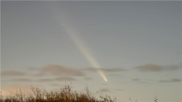 Komet mit Schweif am Abendhimmel - nur wenig Wolken erwartet Vor allem abends dürfte der Komet Tsuchinshan-Atlas in Niedersachsen und Bremen zu sehen sein - dann erwartet der Deutsche Wetterdienst nur wenige Wolken. Nachts soll die Bewölkung zunehmen.