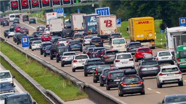 ADAC rechnet zum Ferienende in vier Ländern mit vielen Staus Vor allem auf den Autobahnen in Süddeutschland dürfte am Wochenende wieder viel Verkehr herrschen. (Symbolbild)