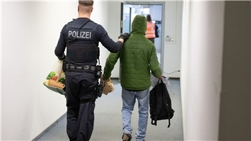 Vor allem die Grünen hatten sich bei den Verhandlungen über das sogenannte Rückführungsverbesserungsgesetz der Ampel-Koalition für den Anspruch auf einen Pflichtanwalt bei Abschiebehaft und Ausreisegewahrsam eingesetzt. (Archivfoto)