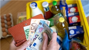 Vor allem Energie und Lebensmittel sind in den vergangenen Monaten deutlich teurer geworden. Viele Menschen geben daher nur noch für Essenzielles Geld aus.