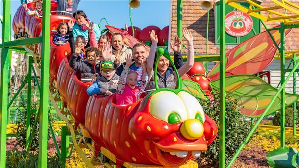 Eine Familie in einer Raupenbahn.