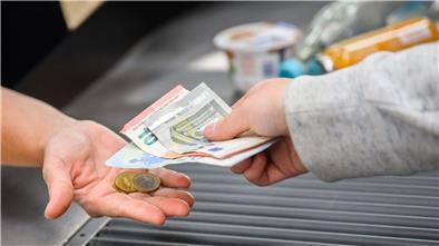 Vor allem gesunkene Energiepreise dämpften nun die Inflation im Oktober. Nahrungsmittel verteuerten sich allerdings erneut überdurchschnittlich.