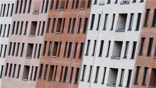 Volksbanken erwarten deutlich steigende Immobilienpreise Vor allem in Ballungsräumen ist bezahlbarer Wohnraum knapp. (Archivbild)