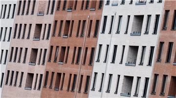 Vor allem in Ballungsräumen ist bezahlbarer Wohnraum knapp. (Archivbild)
